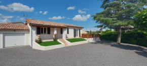 Maison entière climatisée dans village sud Ardèche avec piscine privée